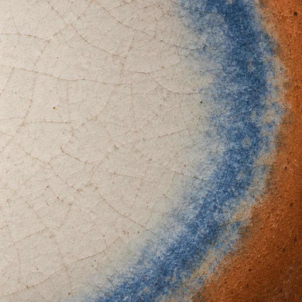 Macro del craquelé di uno smalto bianco e blu